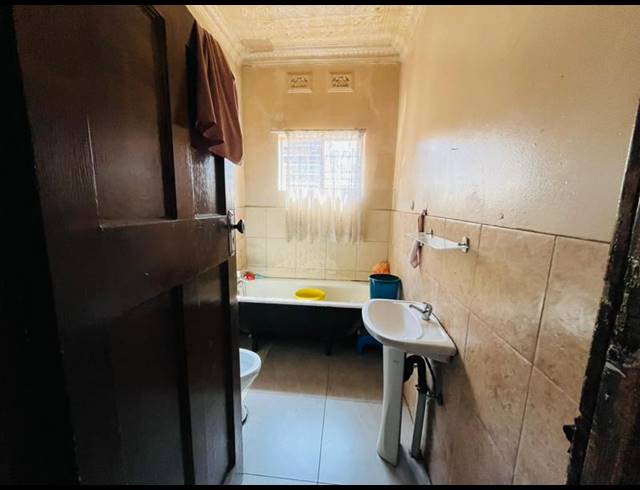 8 BEDROOM HOUSE FOR SALE IN BEZUIDENHOUT VALLEY